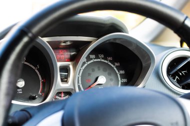 Kilometre arabasının gösterge panelini kapat.