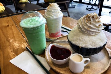 Bingsu kar buz çilek meyve suyu ile.