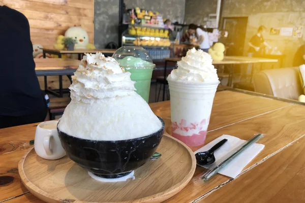 Bingsu Schnee Eis Erdbeere Mit Fruchtsaft — Stockfoto