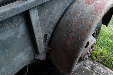 Çürümüş arabanın yüzeyi.