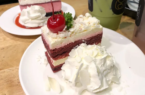 ホイップクリームと赤ベルベットチーズケーキ — ストック写真