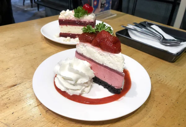 ホイップ クリームとストロベリー チーズ ケーキ — ストック写真