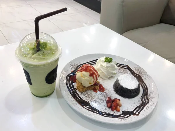 バニラアイス クリームとチョコレートの溶岩ケーキ — ストック写真