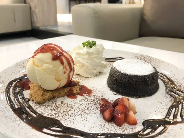 バニラアイス クリームとチョコレートの溶岩ケーキ — ストック写真