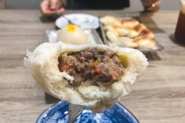 Buharda pişmiş domuz eti yakın plan.