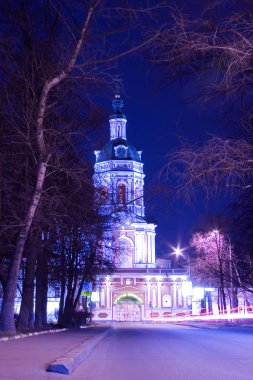 Gece ışıkları ışığında Donskoy Manastırı. 