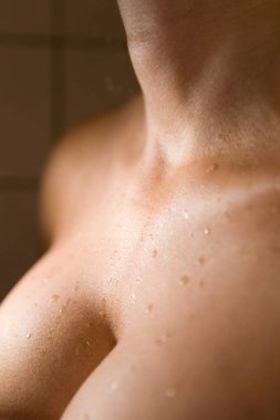 Bir kadının vücudunda su damlaları.