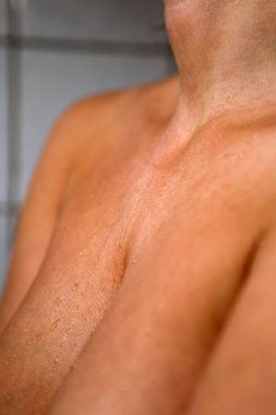 Bir kadının vücudunda su damlaları.