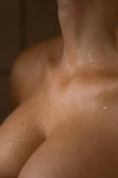 Des gouttes d'eau sur le corps d'une femme . — Photo