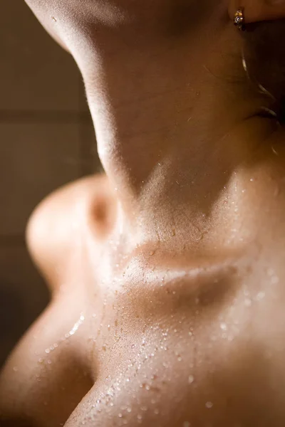 Wassertropfen auf den Körper einer Frau. — Stockfoto