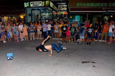 Bangla Road üzerinde seyirci önünde dans genç bir adam.