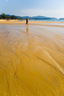 Kıyı yalnız bir adam girer.