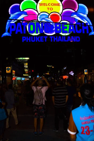 A man photographs the inscription on Bangla Road. — Stock Photo, Image