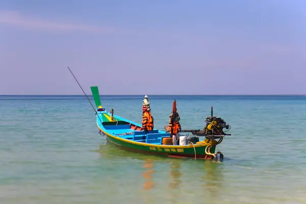 Тайская лодка на воде на фоне прекрасного неба . — стоковое фото