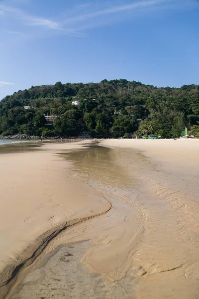 O leito do riacho que flui ao longo da costa . — Fotografia de Stock