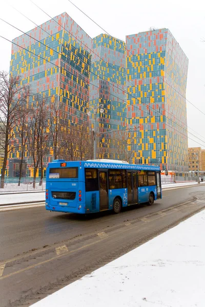 Синий автобус на фоне красочных зданий . — стоковое фото