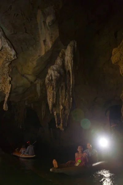 Turistas nadam no barco dentro da caverna em uma excursão . — Fotografia de Stock