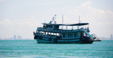 Kıyı şeridinin arka planına karşı Tay deniz gemisi.