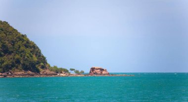 Plajda ilginç detaylar ile egzotik deniz manzarası.