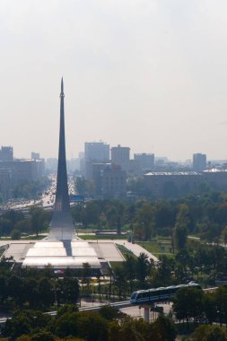 Kuş bakışı şehir manzarası. Bir roket heykel.