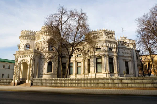 Hermosa mansión de estilo morisco cerca de la estación de metro Ar — Foto de Stock