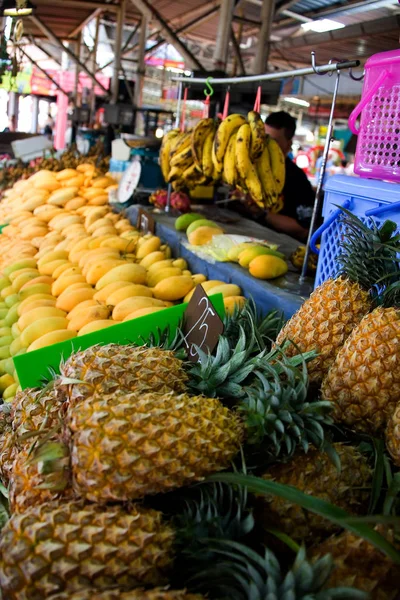 Frutta e bacche nel mercato della strada thailandese . — Foto Stock