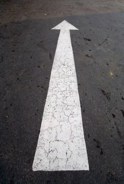 Hareket yönünü gösteren asfalt üzerindeki oku.