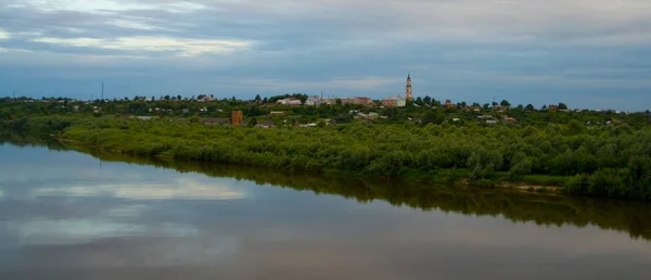 夏季景观。波雷科村和河流的景色 — 图库照片