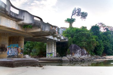 Patong beach yakınındaki nehrin bir köprü.