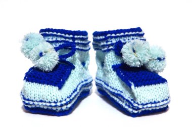 El yapımı ponponlar ile mavi patik.