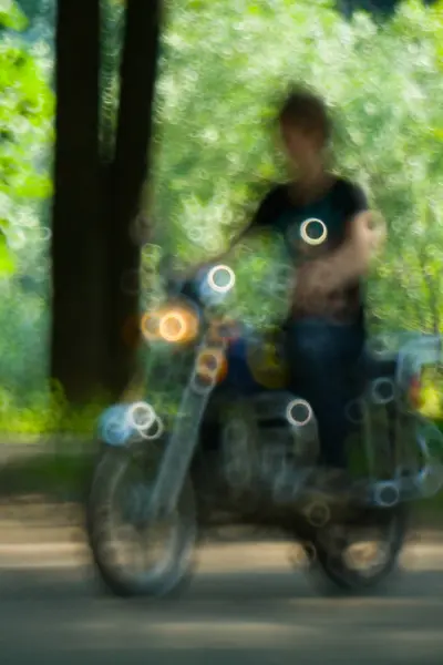 Abstract beeld van een motorrijder die rijden op een motorfiets. — Stockfoto