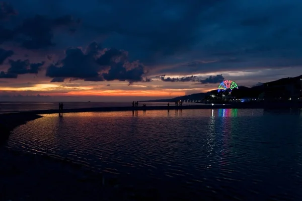 带摩天轮的夜间海景. — 图库照片