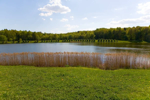 Izmailovsky 公园有一个池塘在莫斯科举行的春天. — 图库照片