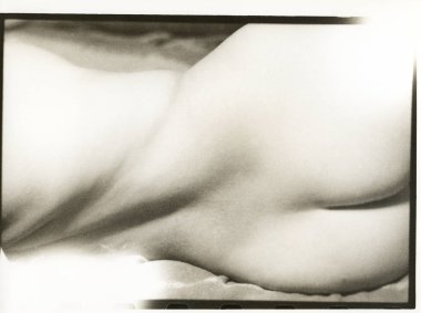 Güzel çizgiler belirir nazik bir kadın bedeninin eğrileri.