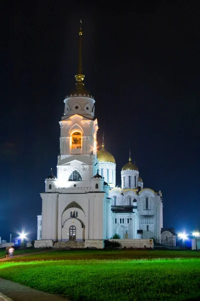 在晚上的弗拉基米尔圣母教堂. — 图库照片