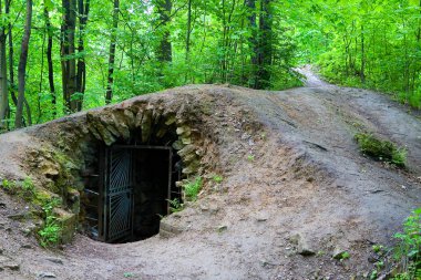 Bir eski terk edilmiş zindan girişine.