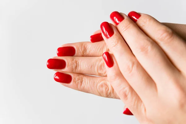 Female fingers with a beautiful manicure. — Stock Photo, Image