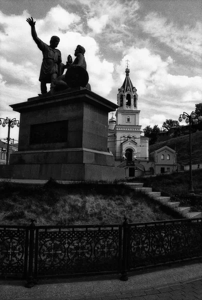 Silhouet van monument Minin en Pozjarski in Nizhny Novg — Stockfoto