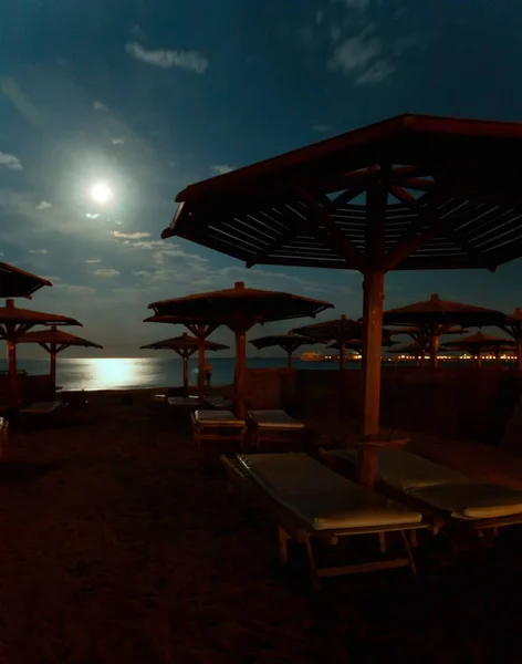 Noc. Měsíc svítí na pláž v Egyptě. — Stock fotografie