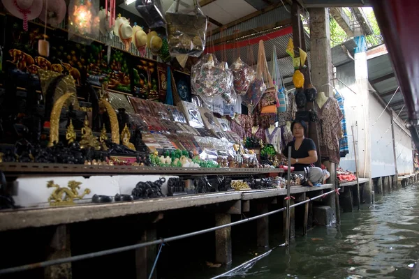 Der Markt auf dem Wasser. der Verkäufer bietet die Ware an. — Stockfoto