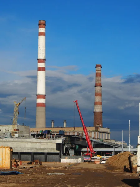 Bouw van een viaduct in Moskou tegen de achtergrond van een e — Stockfoto