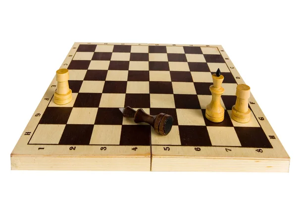 El rey de ajedrez negro es derrotado y yace en el tablero . — Foto de Stock