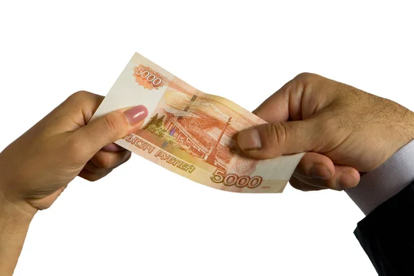 Beş bin ruble ve erkek el ele tutuşur.