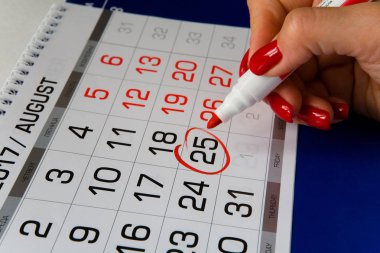 Kırmızı işaret 25 Ağustos 2017 üzerinde daire.