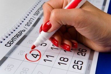 Kırmızı işaret 4 Eylül 2017 üzerinde daire.