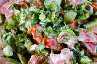 Salatalık ve domates mayonez sebze salatası.