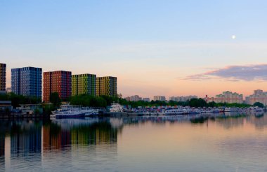 Yeni çok renkli evler üzerindeki tahmini geçiş (ters 