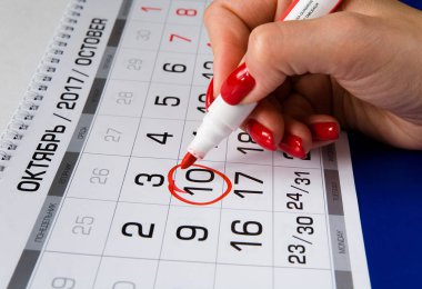 Tarih içinde belgili tanımlık takvim kırmızı bir marker ile daire.