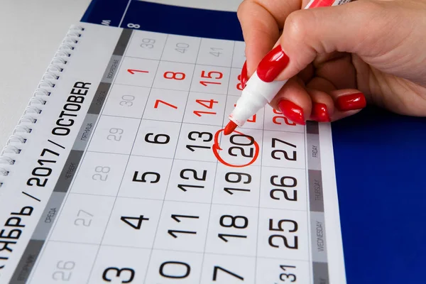 Дата обертається червоним маркером у календарі . — стокове фото