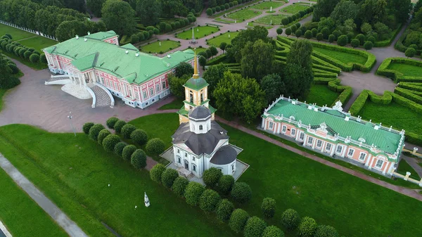 Kuskovo Moskova'da Manor akşam.